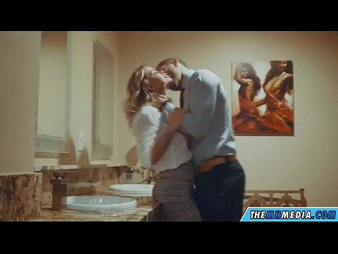 ❤️ 当一个胸大无脑的金发女郎在公共厕所里勾引你时 ☑ Porno❌️❤